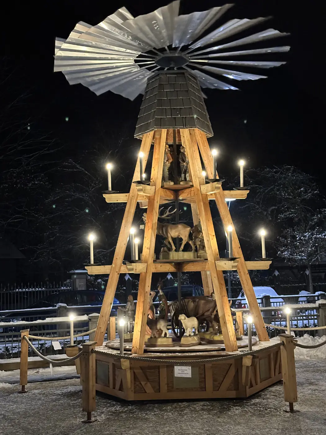 16:00 Uhr: Pyramidenanschub mit Begleitung des Posaunenchors